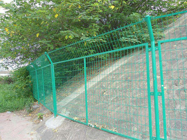 保定某山區(qū)圈地用護欄網案例